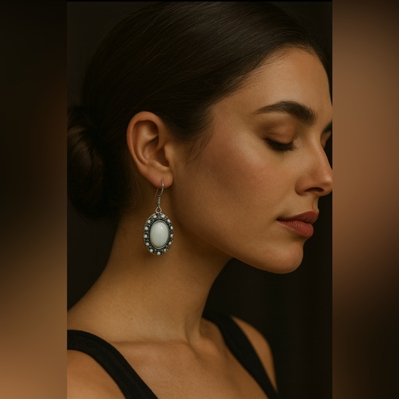 Jewelry - Oval Medallion, silver plated metal, crafted/decorated w/white ceramic stone. 🤍🖤